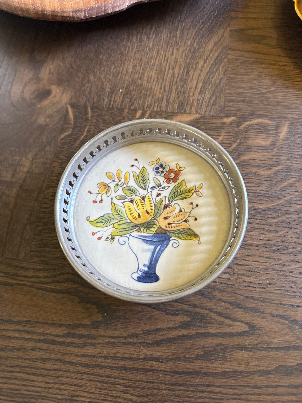 Vintage Delftse onderzetter met bloemmotief, Antiek en Kunst, Antiek | Woonaccessoires, Ophalen