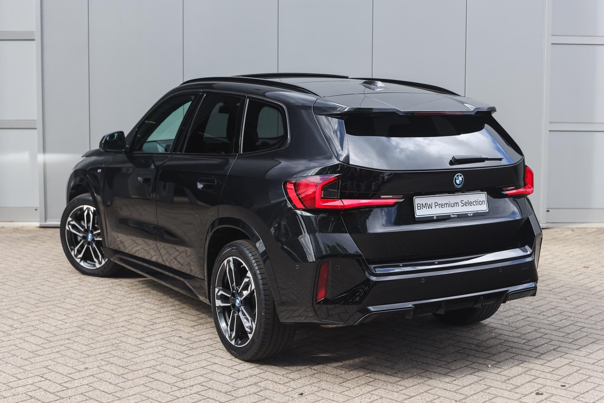 BMW X1 xDrive30e M Sport Automaat / Panoramadak / Sportstoel, Auto's, BMW, Zwart, Leder, Bedrijf, Hybride Elektrisch/Benzine