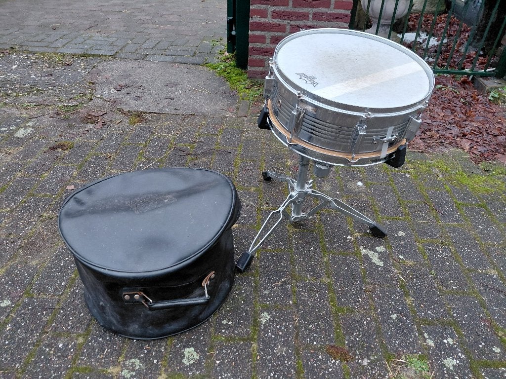Verchroomde snaredrum met standaard en draaghoes., Muziek en Instrumenten, Drumstellen en Slagwerk, Overige merken, Niet bekend