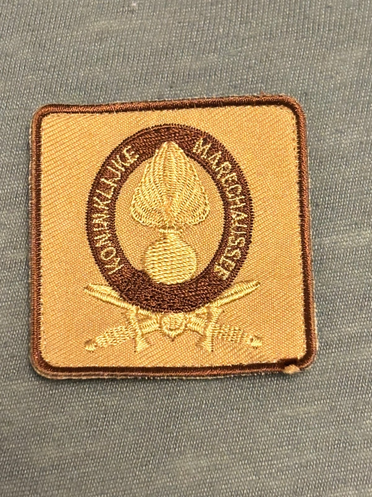 5x5 borst embleem gvt desert kmar, Verzenden, Marechaussee, Nederland, Embleem of Badge