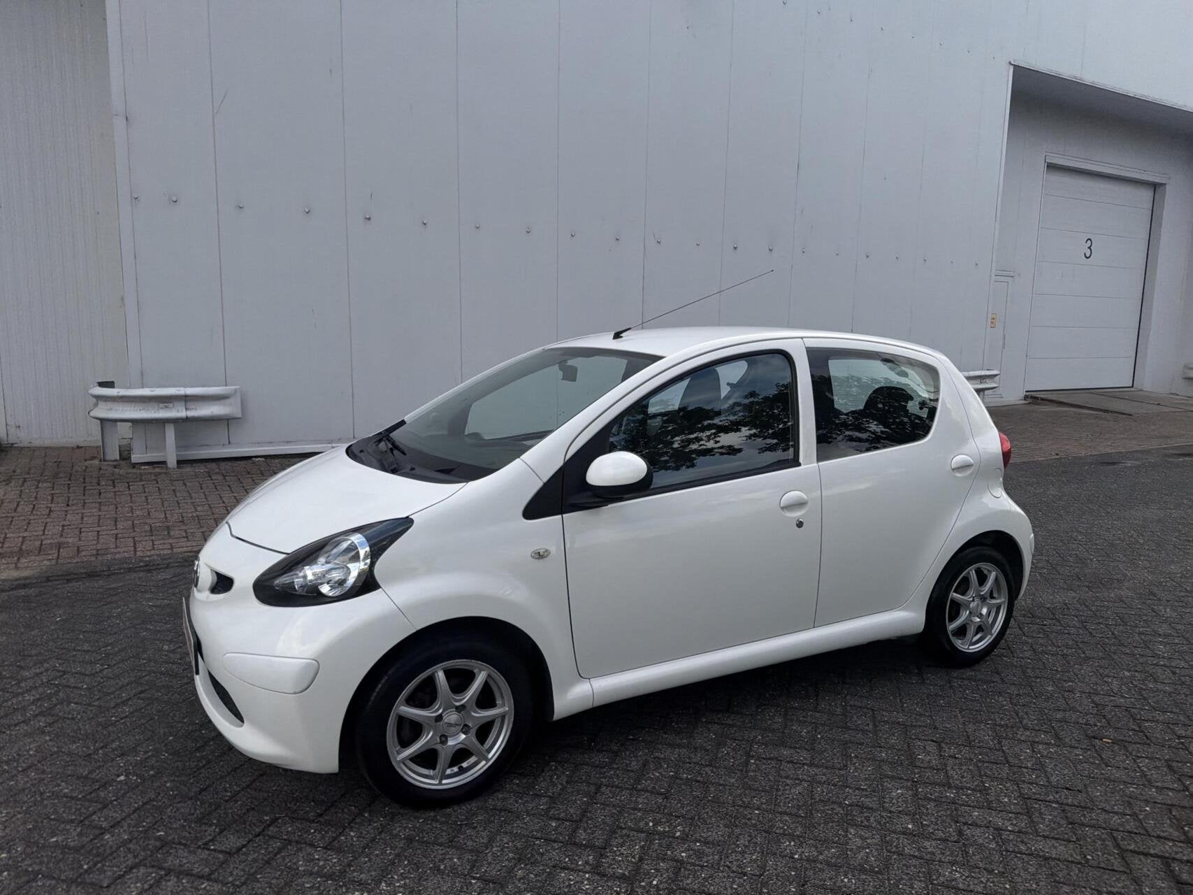 Toyota Aygo 1.0-12V + - 5DEURS/AIRCO/ELEK.RAMEN/NAP, Auto's, Voorwielaandrijving, Gebruikt, 4 stoelen, Origineel Nederlands