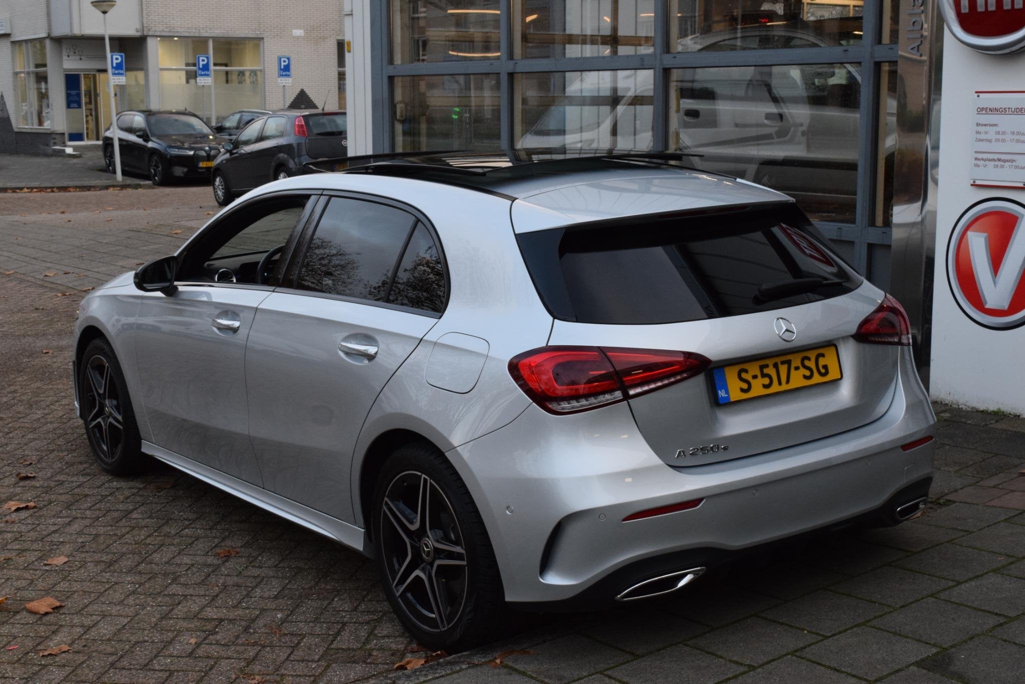 Mercedes-Benz A-klasse 250 e AMG Line|OrigNL|Pano|Sfeer|Came, Auto's, Gebruikt, Euro 6, 16 kWh, Leder en Stof