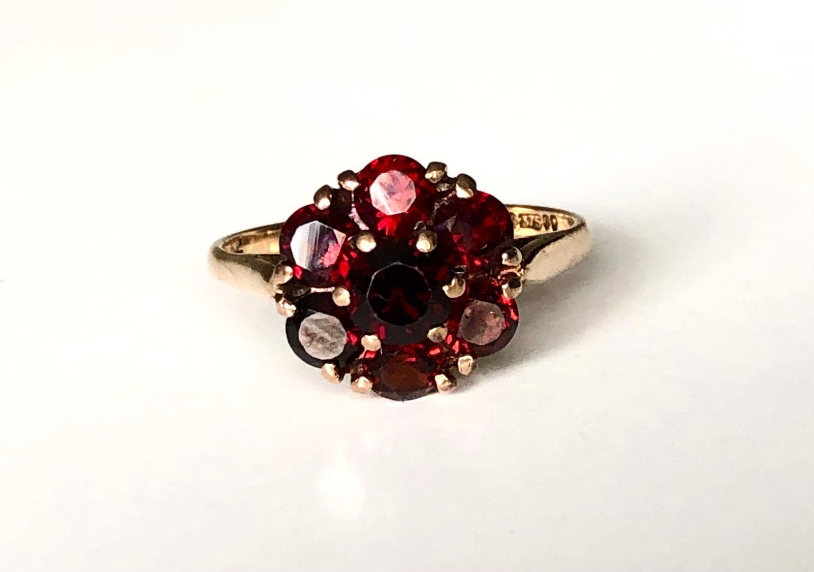 Vintage 9k gouden daisy ring granaat granaten maat 17,5, Sieraden, Tassen en Uiterlijk, Ringen, Gebruikt, Dame, 17 tot 18, Rood