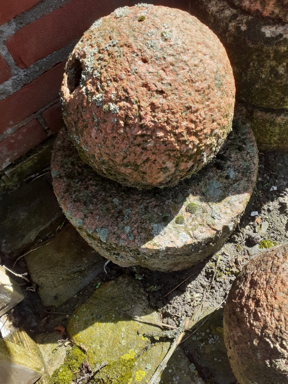 2 granieten bollen met gat, doorsnee 20 cm, Ophalen, Gebruikt, Steen, Overige typen