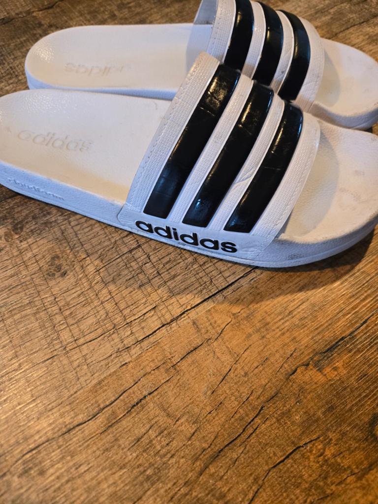 Adidas slippers, Kinderen en Baby's, Ophalen of Verzenden, Jongetje of Meisje, Schoentjes