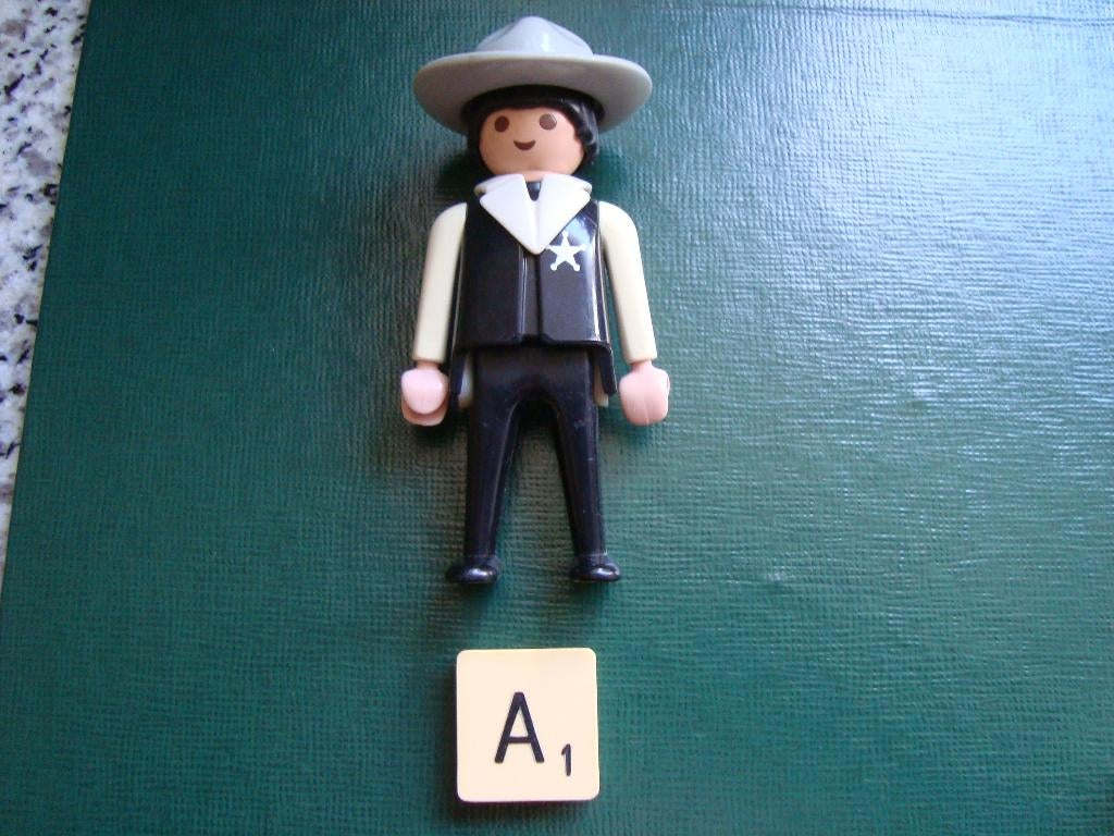 Playmobil poppetjes zwart en oranje 1984 per stuk te koop, Ophalen of Verzenden, Zo goed als nieuw, Los playmobil