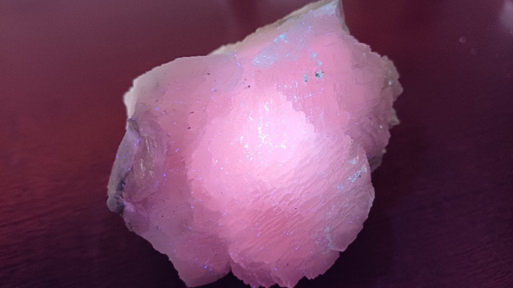 D52-10 Mangano Calciet UV gev roze Madan Bulgarije #collecti, Ophalen of Verzenden, Mineraal
