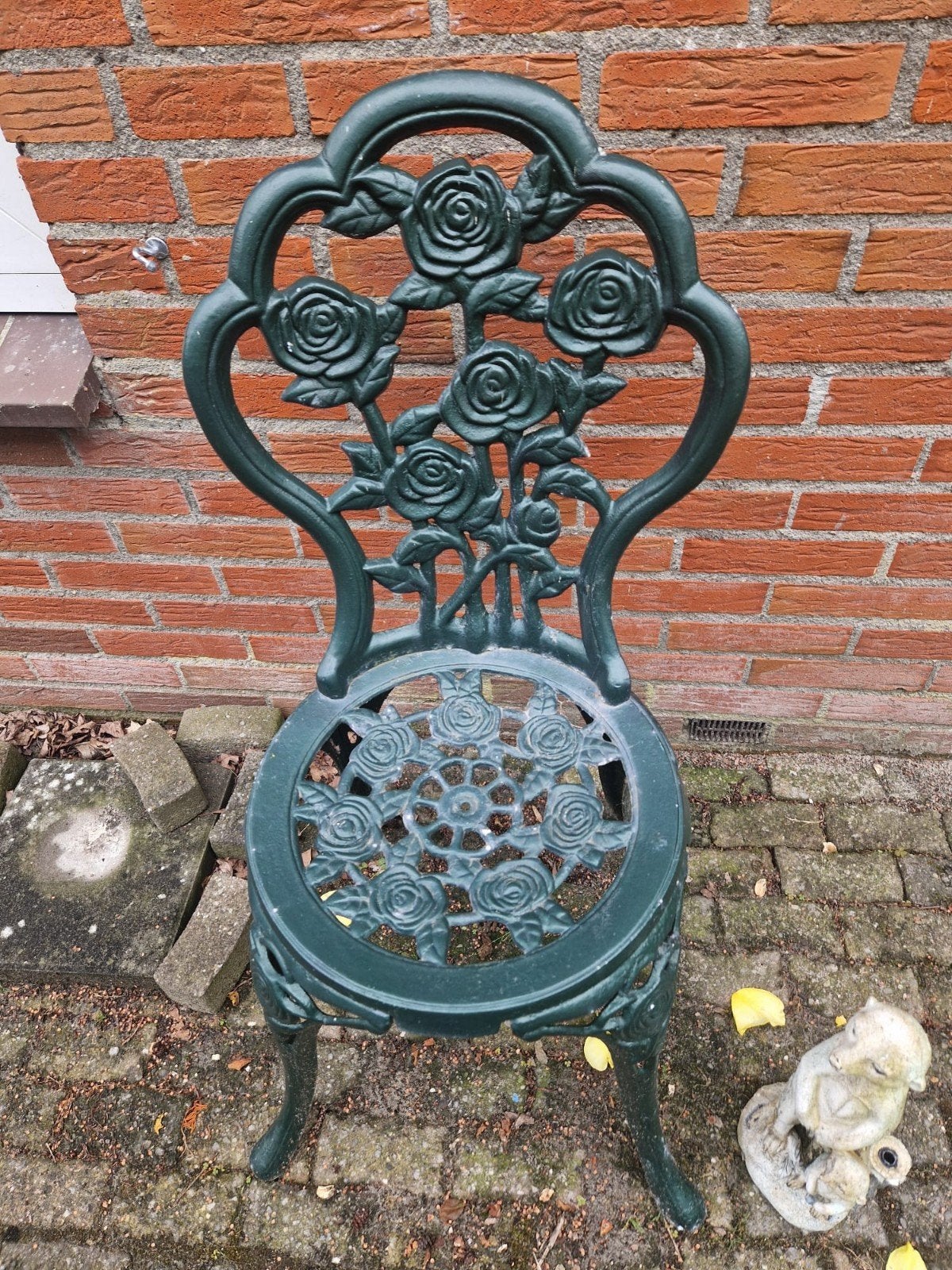 Decoratieve gietijzeren tuinstoel met rozenmotief, Huis en Inrichting, Stoelen, Ophalen, Gebruikt, Overige kleuren, Metaal
