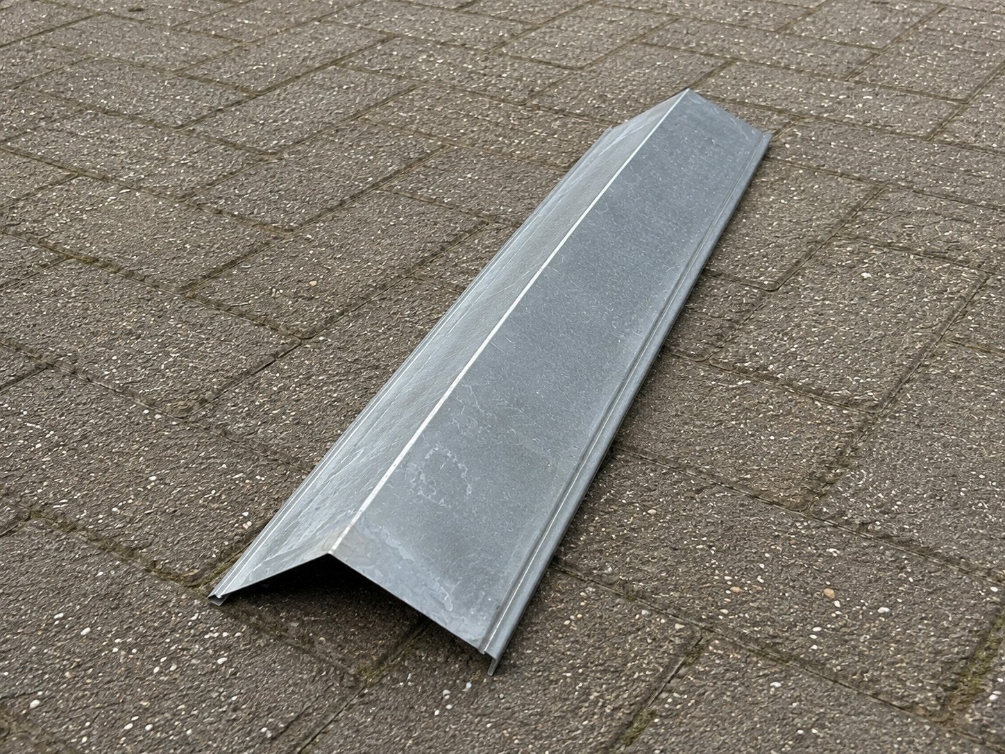 gezocht gebruikte zinken nokstukken/ hoekprofiel, Ophalen of Verzenden, Gebruikt, Overige metalen