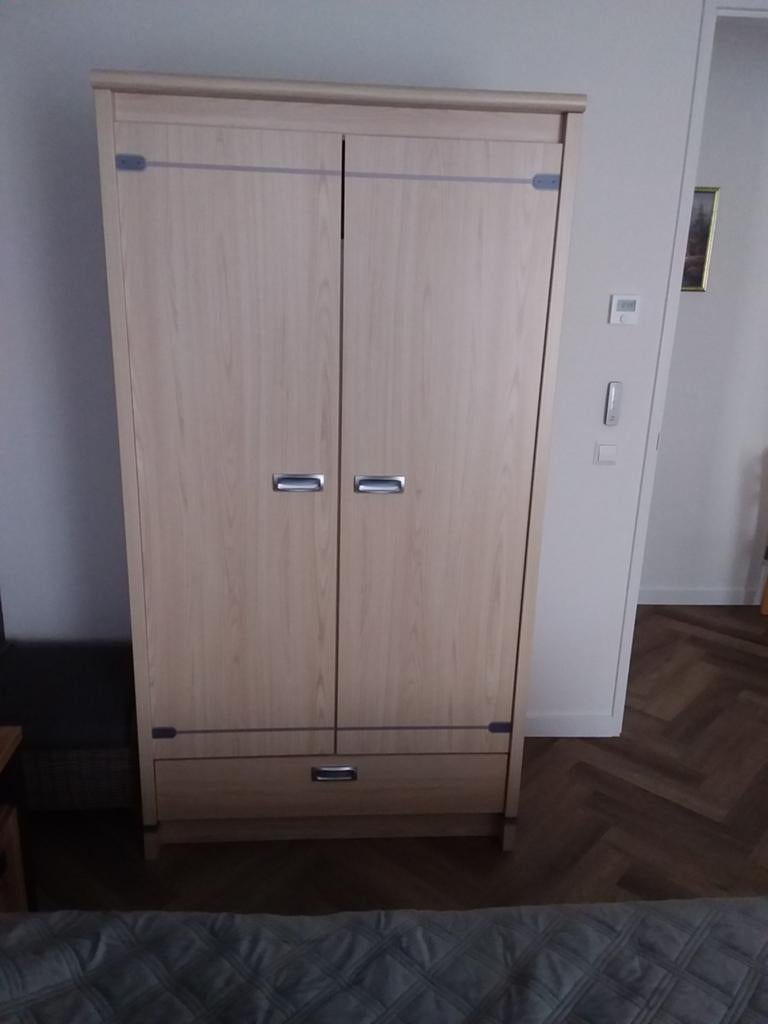 Kleur Hout Kleur Beige twee deurs kast met la hang leg kast, Huis en Inrichting, Ophalen of Verzenden, Gebruikt