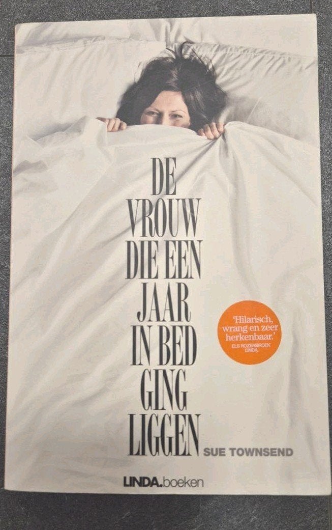 Sue Townsend - De vrouw die een jaar in bed ging liggen, Boeken, Zo goed als nieuw, Nederland, Sue Townsend, Ophalen of Verzenden