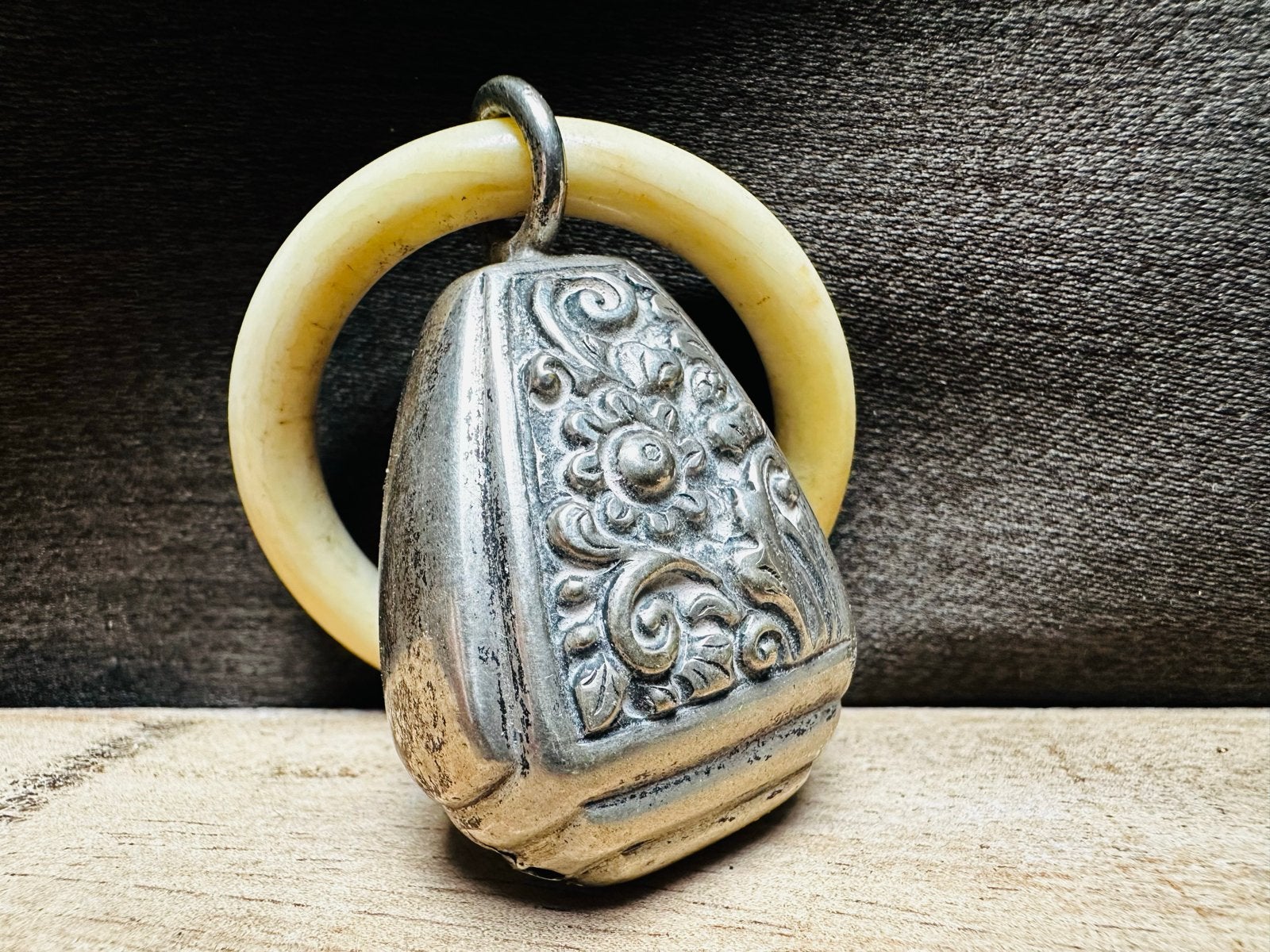 Antieke Zilveren Babyrammelaar / Bijtring Djokja 800, Antiek en Kunst, Ophalen of Verzenden, Zilver