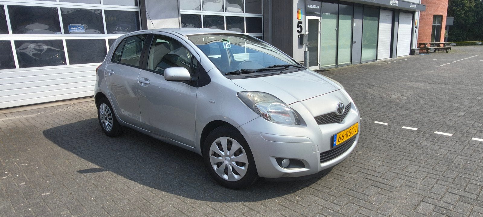 Toyota Yaris 1.3 16V Vvt-i Executive 5DR 2011 Grijs Trekhaak, Voorwielaandrijving, 1025 kg, 40 €/maand, 4 cilinders