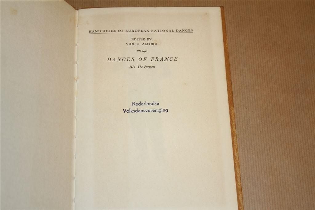 Dances of France 3 [1952]. Handboek Europese volksdansen., Boeken, Ophalen of Verzenden, Gelezen, Toneel