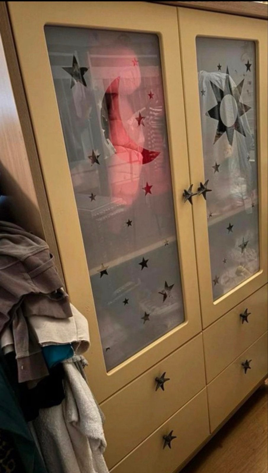 kledingkast & commode zacht geel met kussen en hoesjes, Ophalen, Gebruikt, Commode