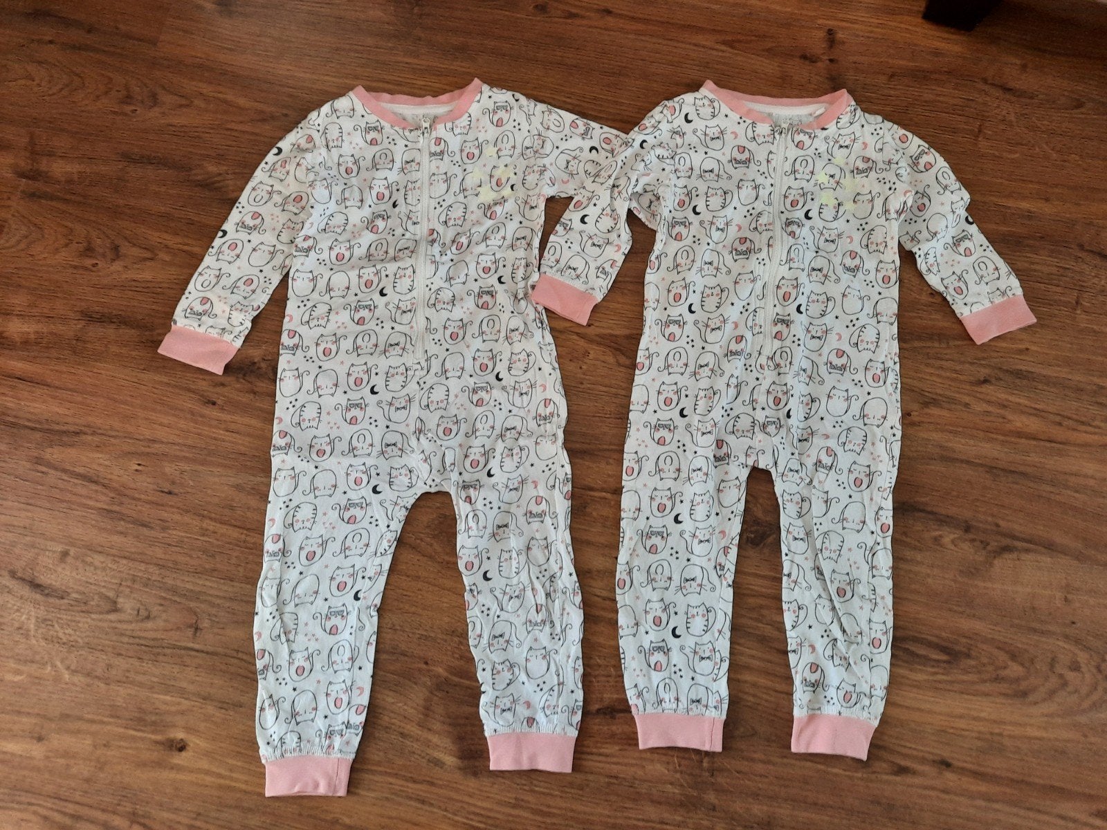 Tweeling meisjes pyjama/onesie's maat 86/92
in hele moo, Ophalen of Verzenden, Zo goed als nieuw, Kleding