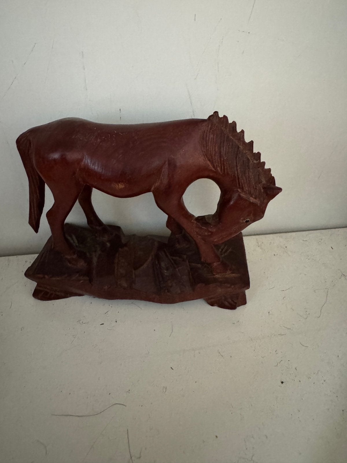 Handgesneden houten paard sculptuur, Antiek en Kunst, Ophalen of Verzenden, 20 - 50 cm, Beeld, Hout