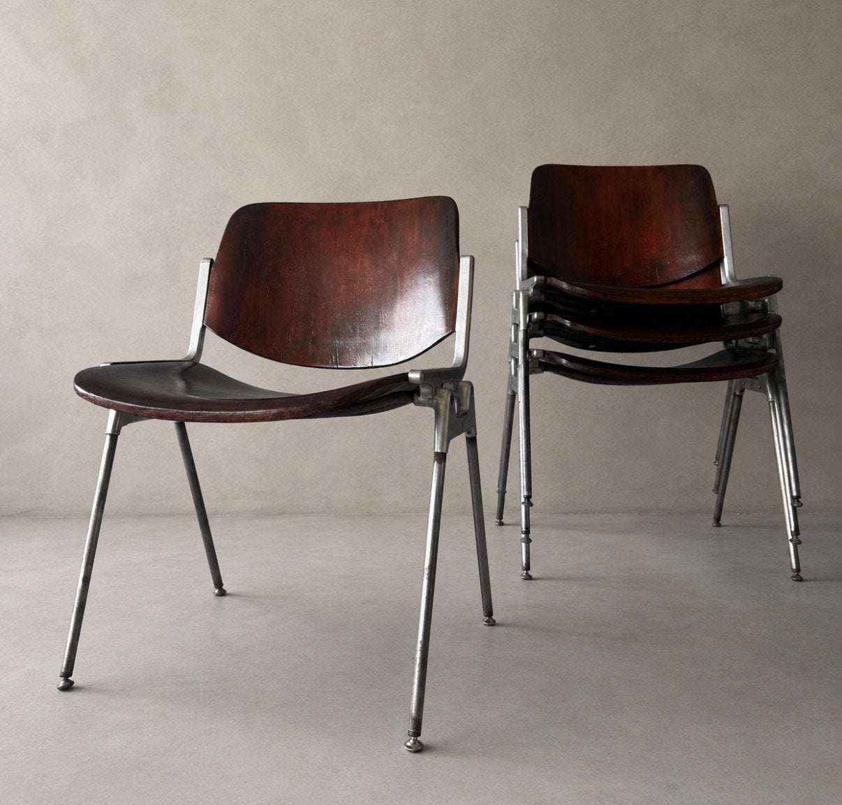 4 vintage Castelli stoelen, bruin hout, prachtig patina, Huis en Inrichting, Stoelen, Ophalen, Castelli, Gebruikt, -
