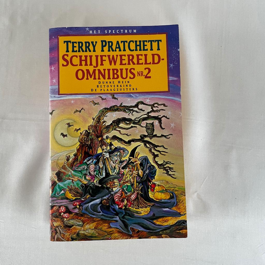 Terry Pratchett – Schijfwereld Omnibus nr. 2, Boeken, Ophalen of Verzenden, Gelezen, Terry Pratchett