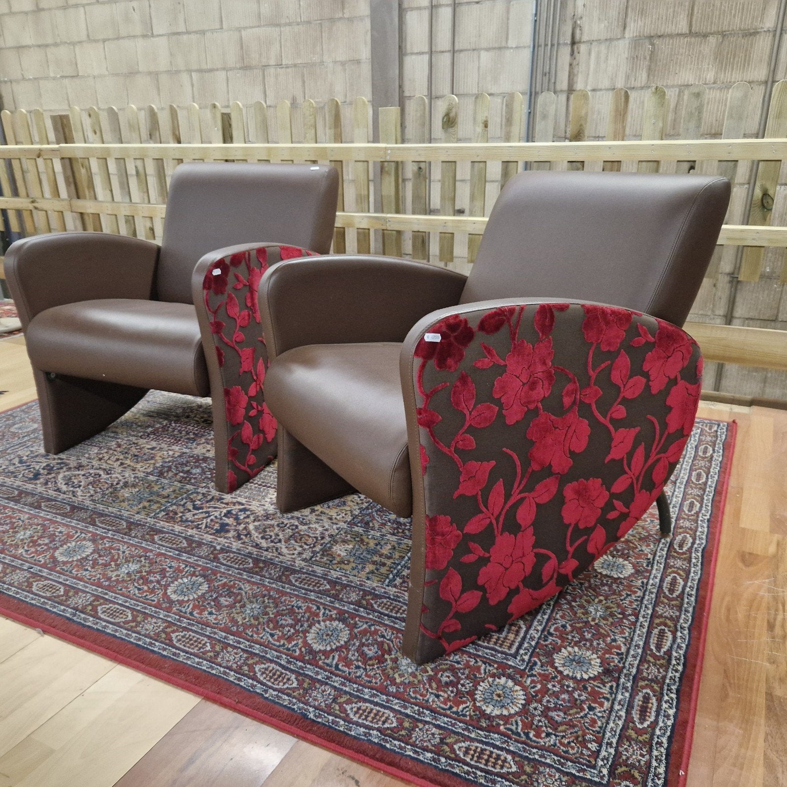 drie bruine fauteuils met rood bloemmotief, Ophalen, ., ., Rood