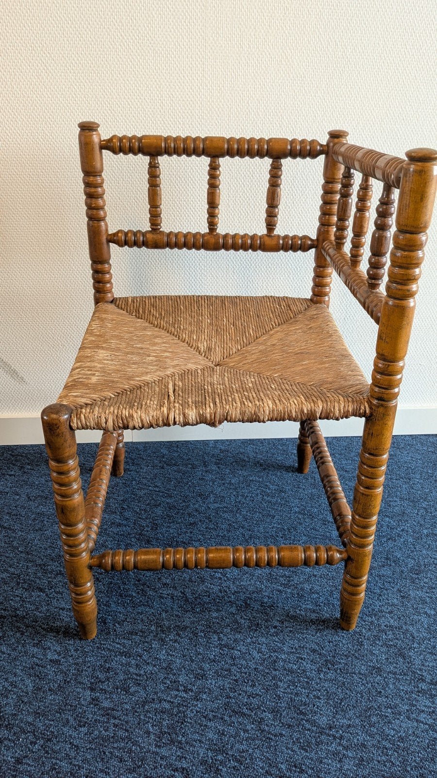 Vintage houten bobbin stoel met biezen zitting, Antiek en Kunst, Antiek | Meubels | Stoelen en Banken, Ophalen