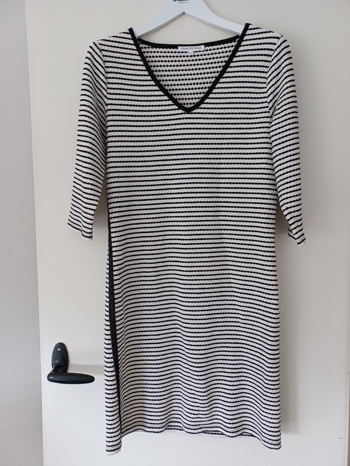 Tramontana jurk zwart/crème gestreept M, zgan, Kleding | Dames, Jurken, Maat 38/40 (M), Tramontana, Zwart, Ophalen of Verzenden