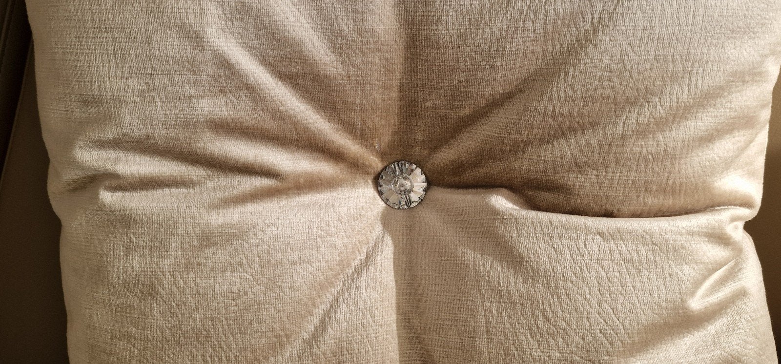 4 CLAUDI luxe champagnekleurige kussens met Swarovski knoop, Huis en Inrichting, Ophalen of Verzenden, Zo goed als nieuw, Beige