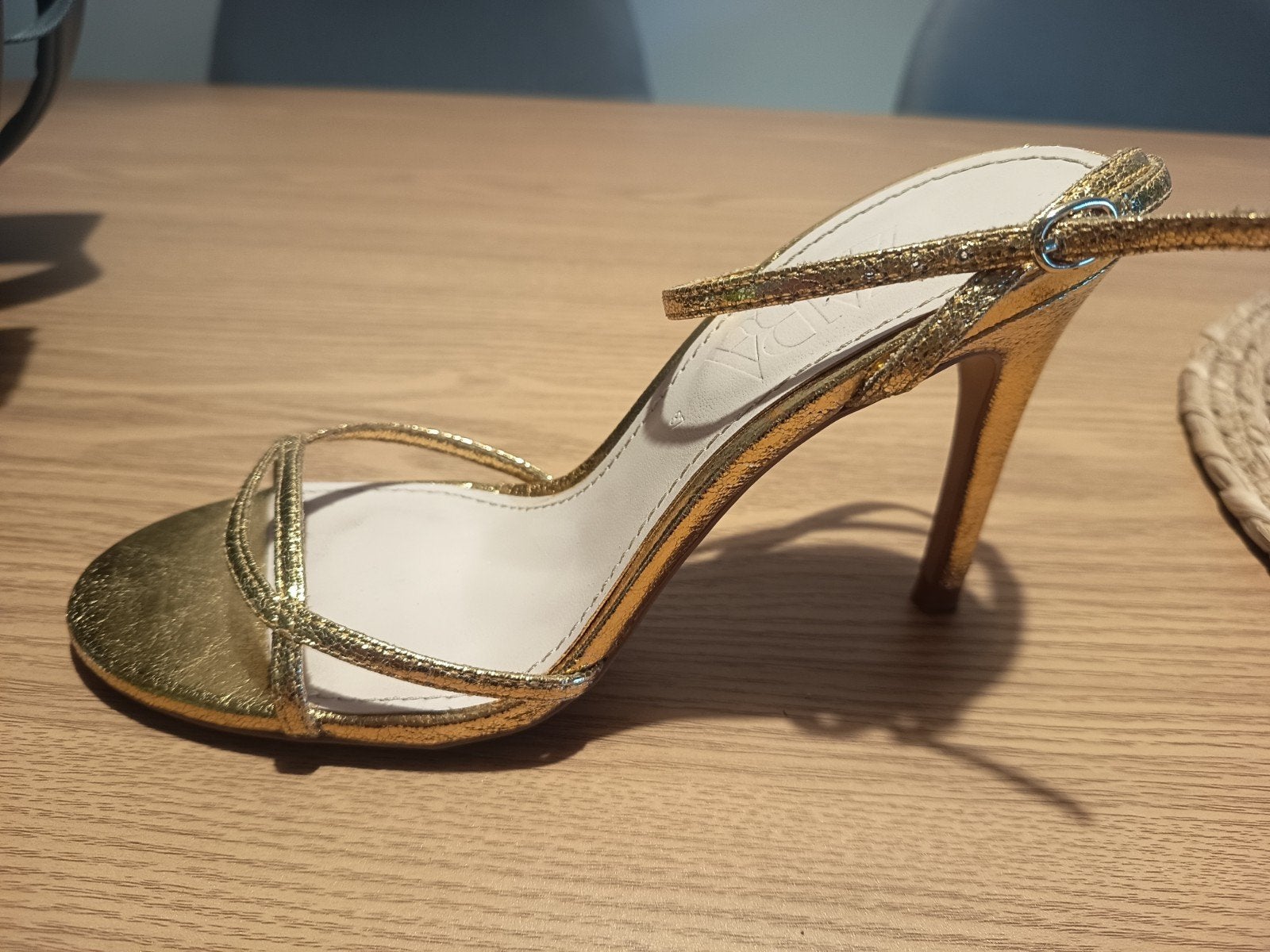 NIEUW Zara gouden sandalen met hoge hak - Maat 37, Kleding | Dames, Schoenen, Ophalen of Verzenden