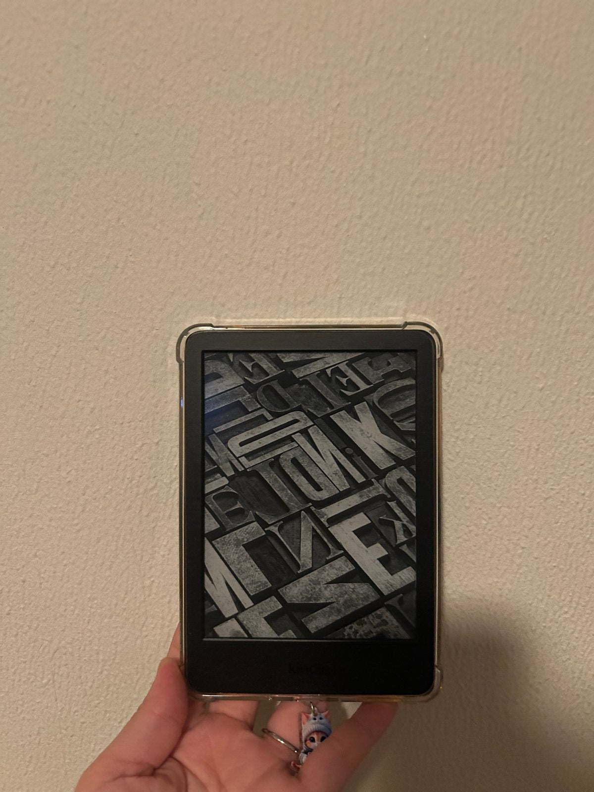 Kindle e-reader met hoesje en popsocket, Computers en Software, E-readers, Wi-Fi, 8 GB, 6 inch of minder, Ophalen of Verzenden