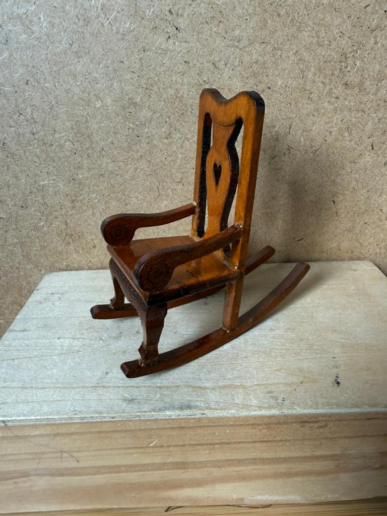 Schommelstoel stoel - hxbxd 9.7x4.5x9.5cm - hout, Verzamelen, Poppenhuizen en Toebehoren, Ophalen of Verzenden, Zo goed als nieuw