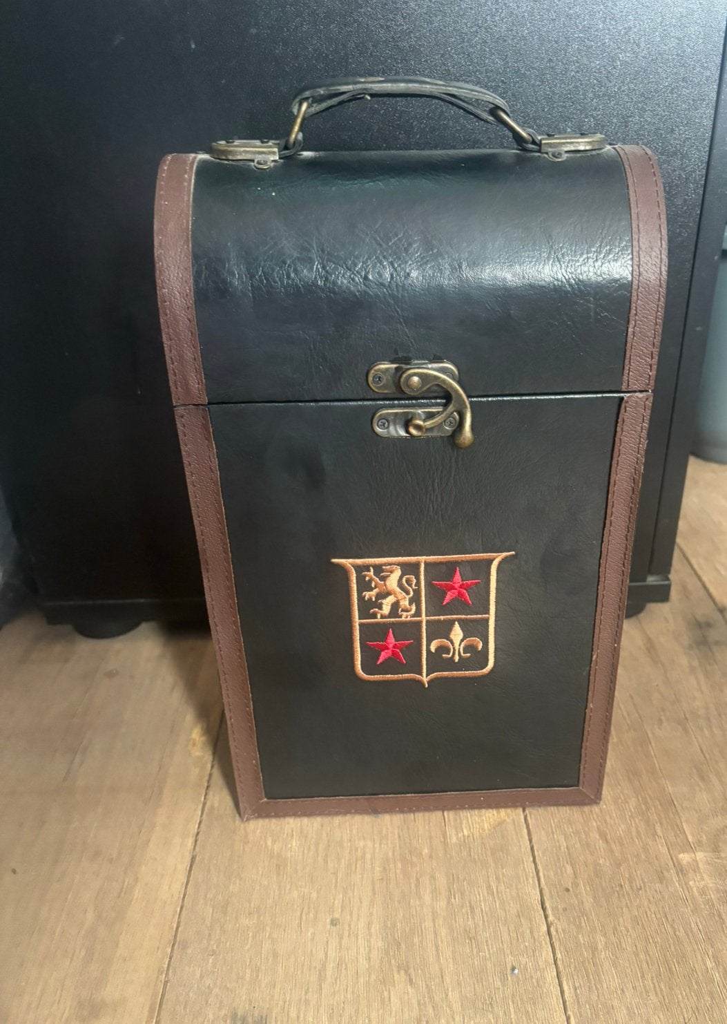 Vintage wijnkoffer / opbergdoos met wapenschild, Ophalen of Verzenden, Zo goed als nieuw
