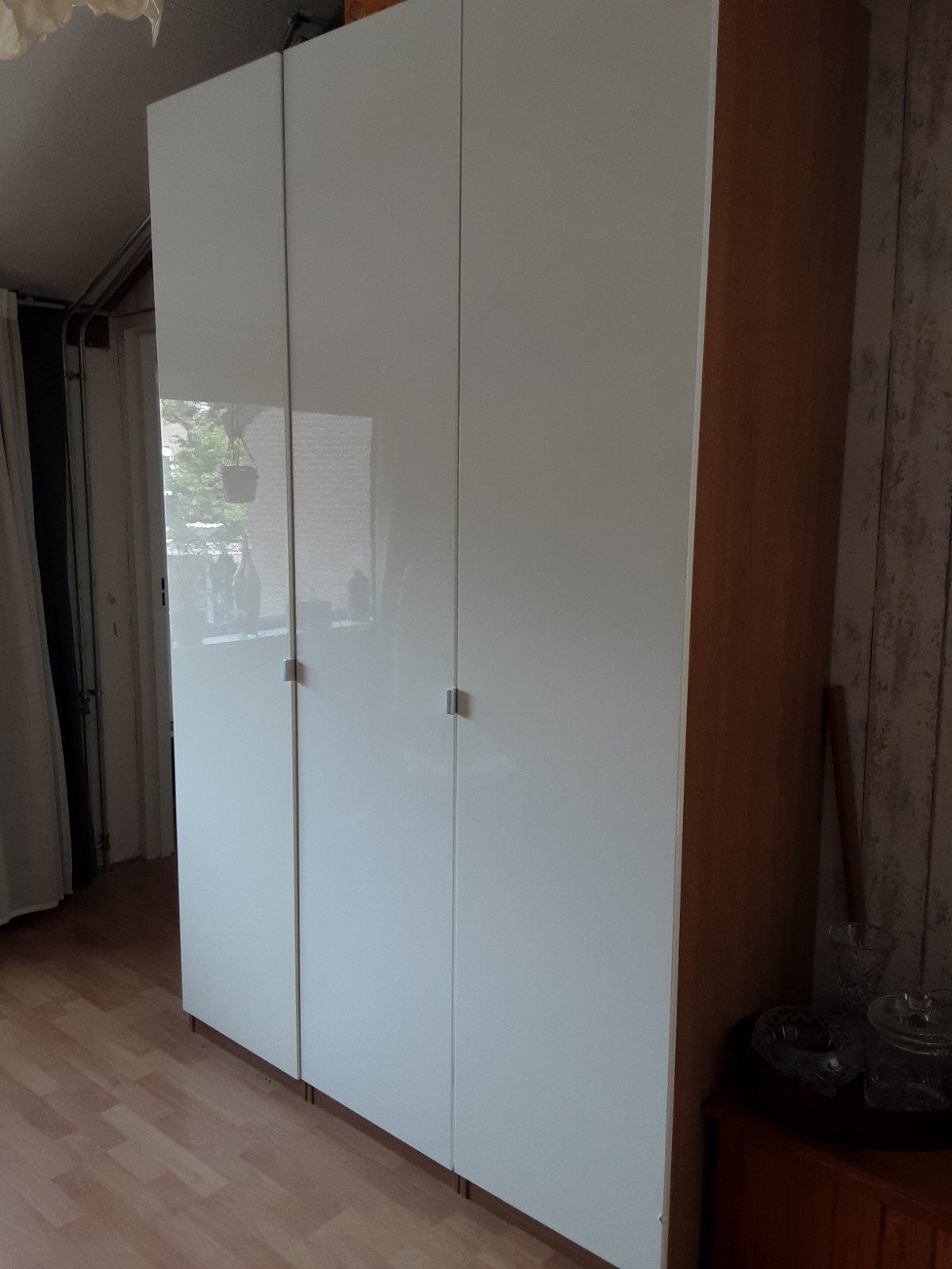Witte kledingkast met 3 deuren en veel opbergruimte, Huis en Inrichting, Kasten | Kledingkasten, Gebruikt, 100 tot 150 cm, 200 cm of meer