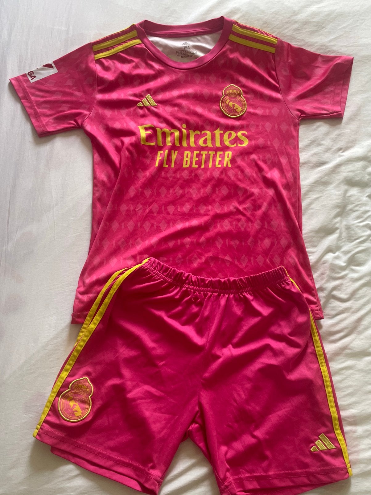 Real Madrid Thuisshirt en Broekje Roze Maat 164, Ophalen of Verzenden, Zo goed als nieuw, Jongen of Meisje, Setje