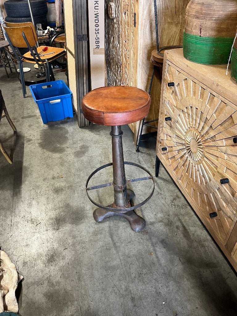 Industriele barkruk Metalen onderstel met leren zitting, Ophalen, Gebruikt, Met voetsteun, 60 tot 90 cm