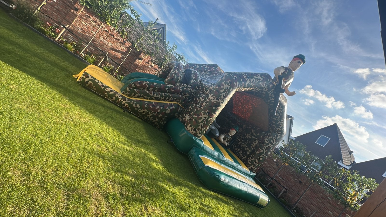 Opblaasbare stormbaan / springkussen met camouflageprint, Ophalen, Zo goed als nieuw