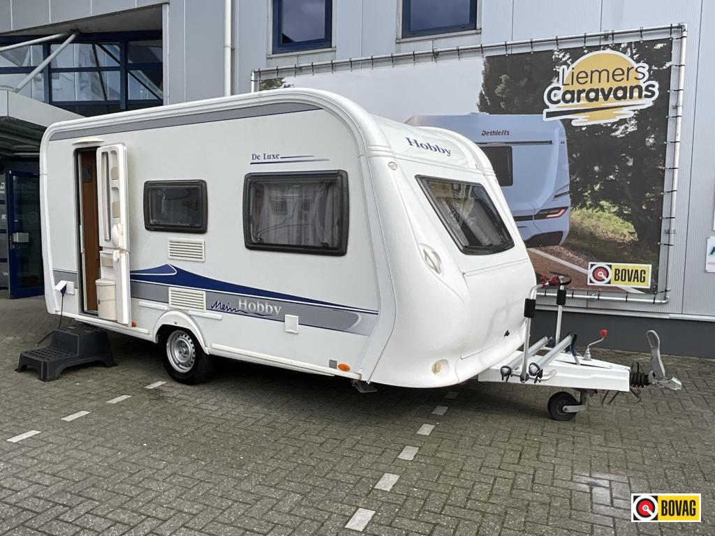 Hobby De Luxe 440 SF VOORTENT-NETTE STAAT, Caravans en Kamperen, Caravans, Hobby, Bedrijf, Treinzit, 4 tot 5 meter