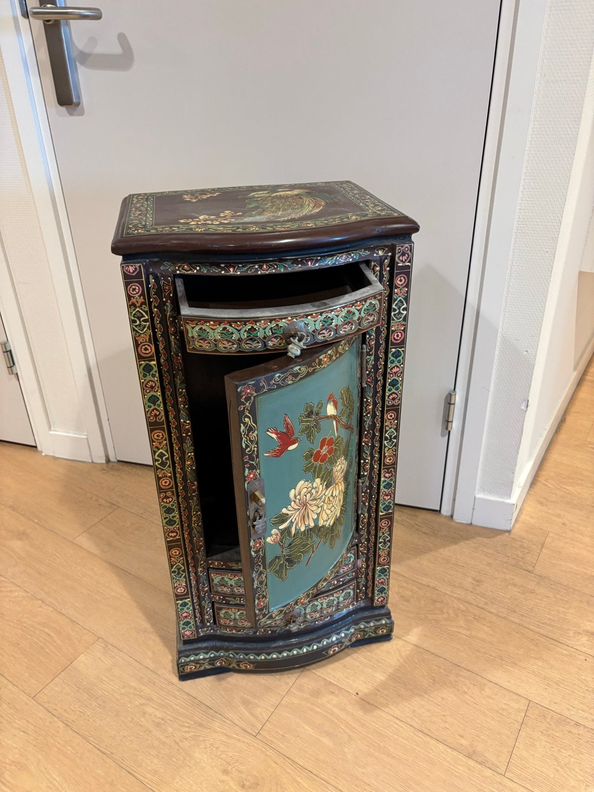 Uniek Chinees nachtkastje met handgeschilderde decoratie, Ophalen