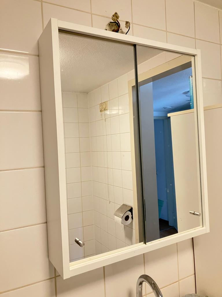 Ikea Nysjon badkamerkastje met spiegeldeuren, Huis en Inrichting, Badkamer | Badkamermeubels, Gebruikt, Spiegelkast, Minder dan 100 cm