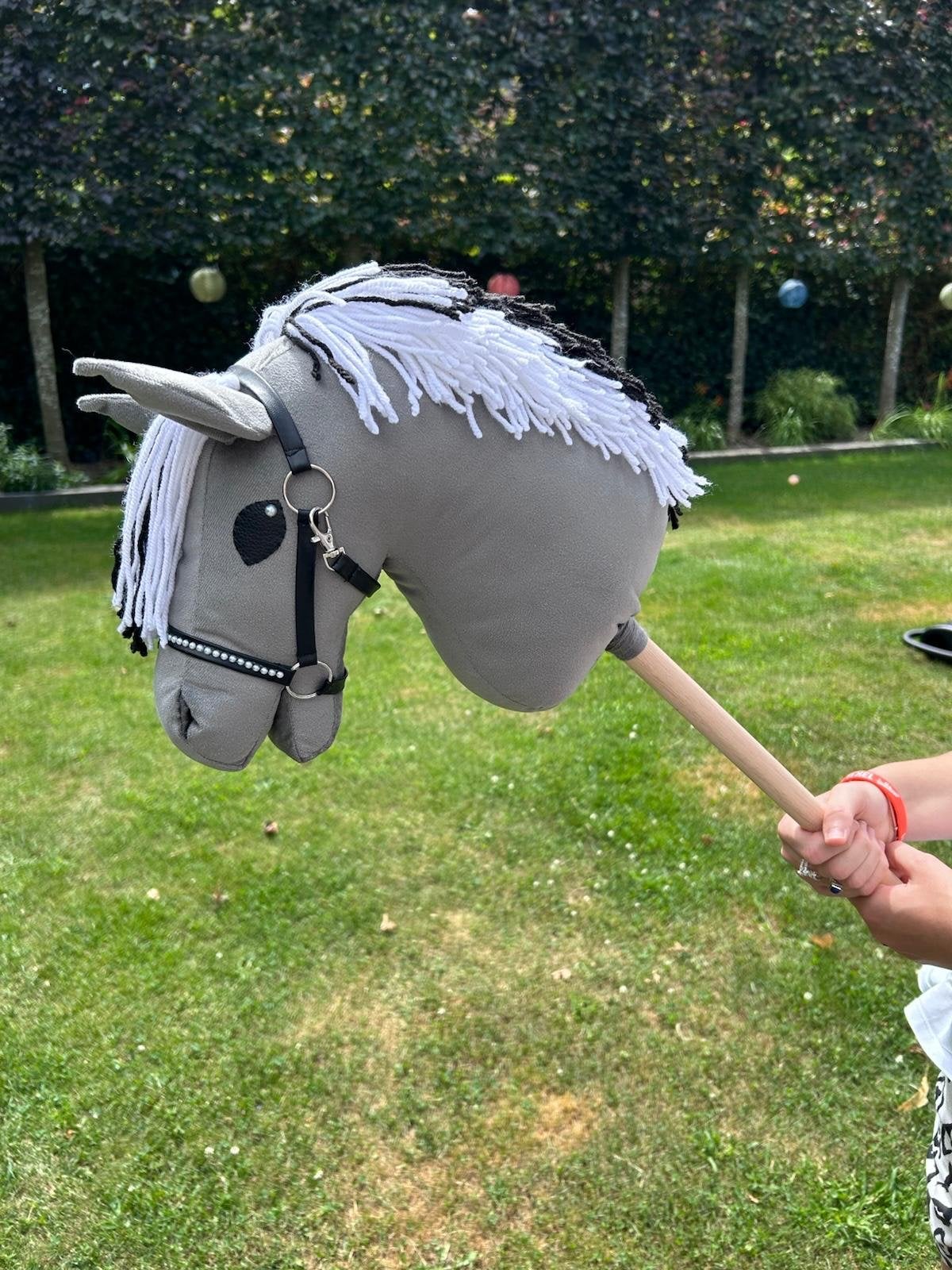 Hobbyhorse / Stokpaard Grijs met Zwart/Witte Manen, Kinderen en Baby's, Speelgoed | Overig, Ophalen of Verzenden, Zo goed als nieuw