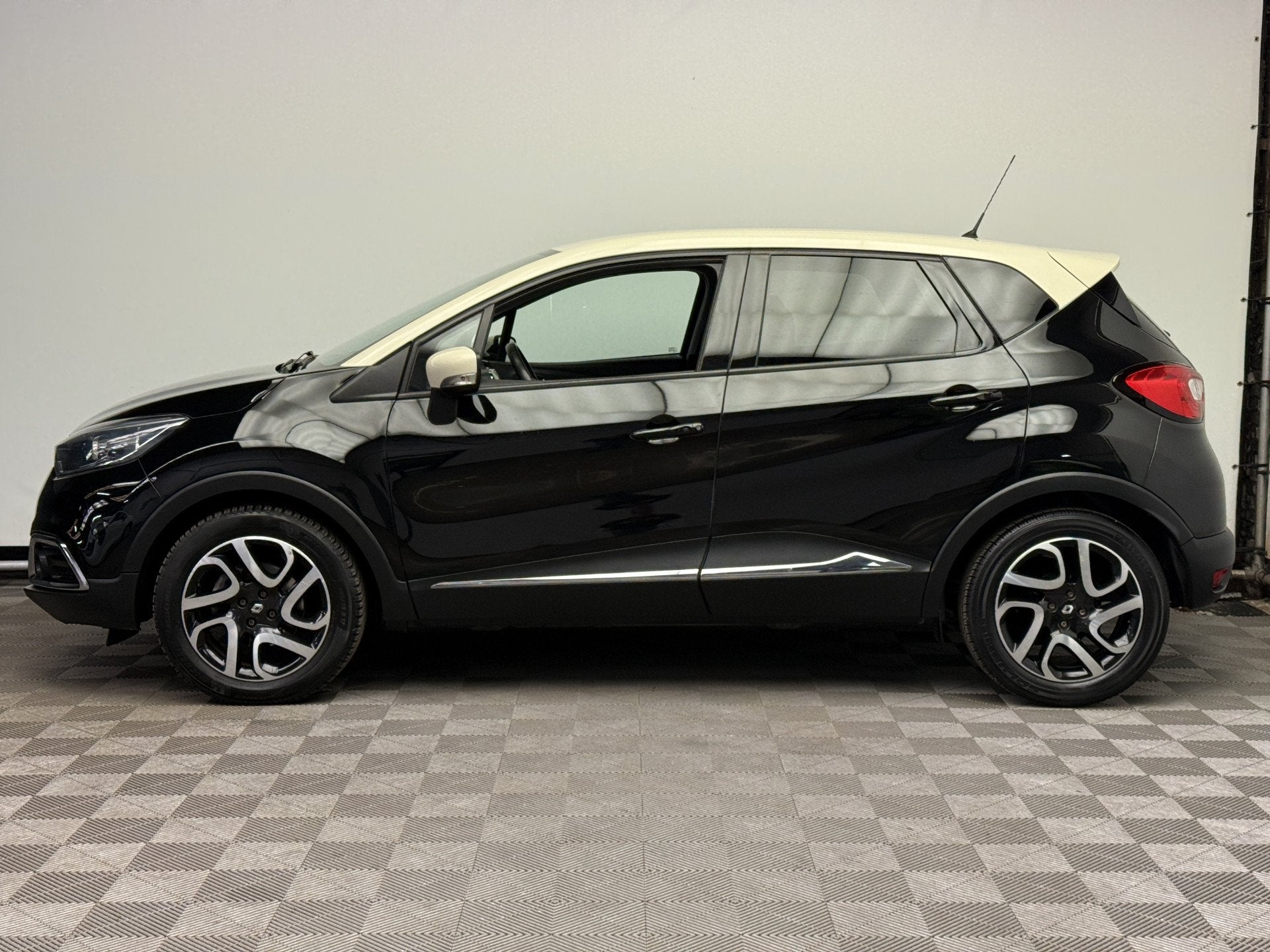 Renault Captur 1.2 TCe Dynamique Automaat ECC Navi NL Auto, Auto's, Stof, 4 cilinders, Met garantie (alle), Zwart