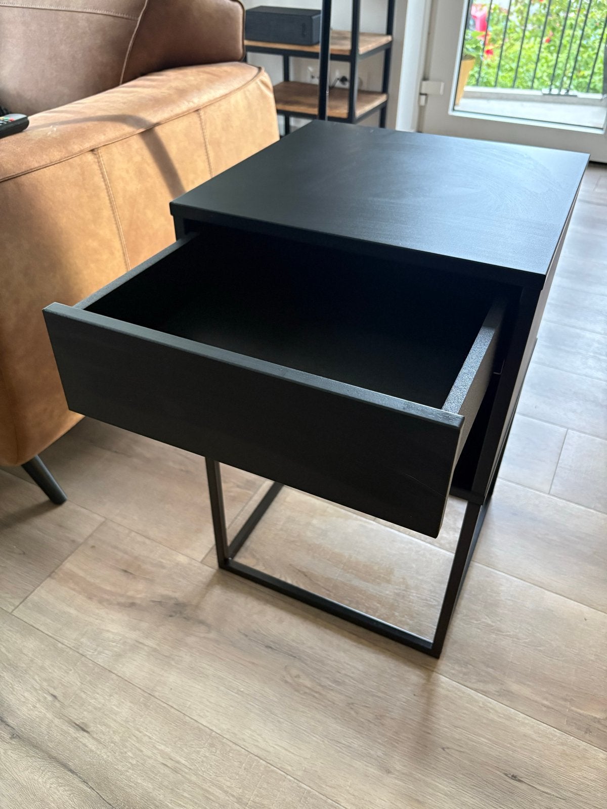 Zwart nachtkastje/bijzettafel met lade (Ikea,Vikhammer), Huis en Inrichting, Tafels | Bijzettafels, Minder dan 55 cm, Vierkant