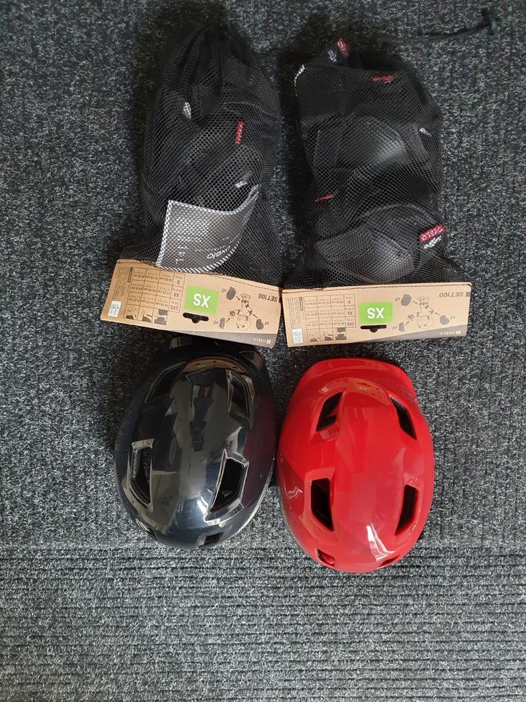 Helm + knie/pols/elleboogbeschermers, 2 sets, Ophalen of Verzenden, Overige typen