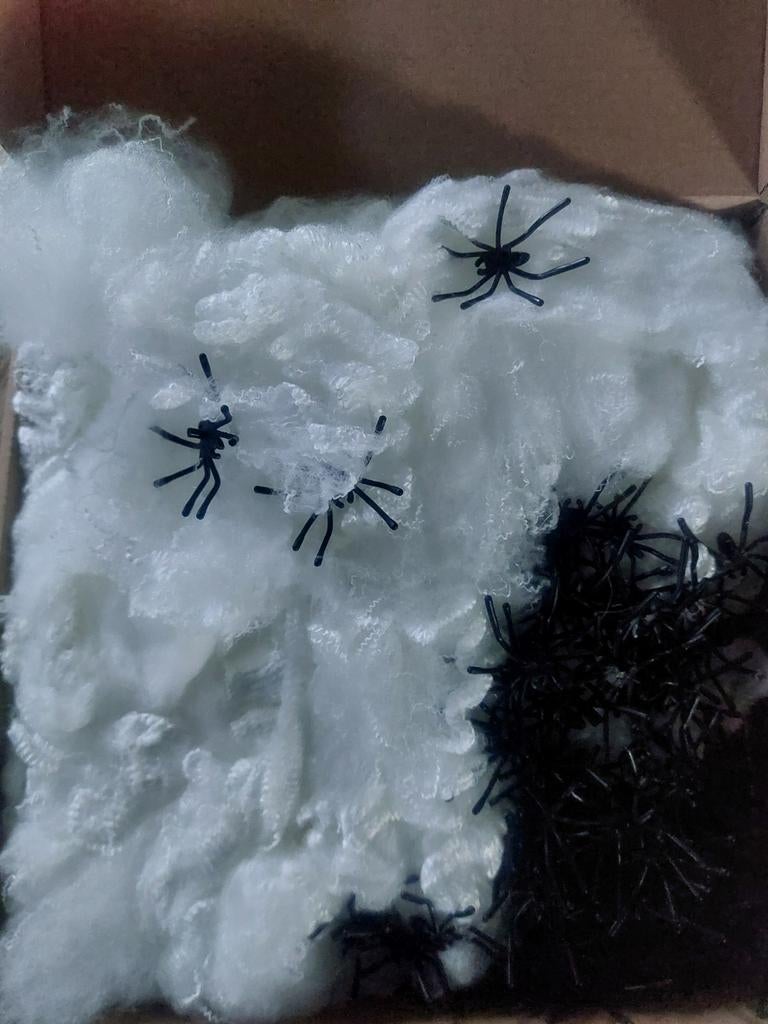 Spinnenweb met losse spinnen - Halloween decoratie, Ophalen of Verzenden, Nieuw, Versiering, Halloween of Griezel