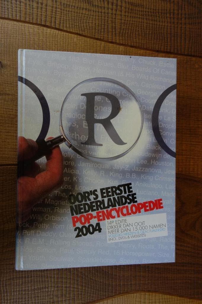 Oor's eerste Nederlandse Pop-encyclopedie 2004, Boeken, Muziek, Zo goed als nieuw, Algemeen, Ophalen of Verzenden
