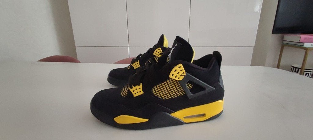 Jordan 4 yellow thunder maat 44, Zwart, Ophalen of Verzenden, Nike Air Jordan, Sneakers of Gympen