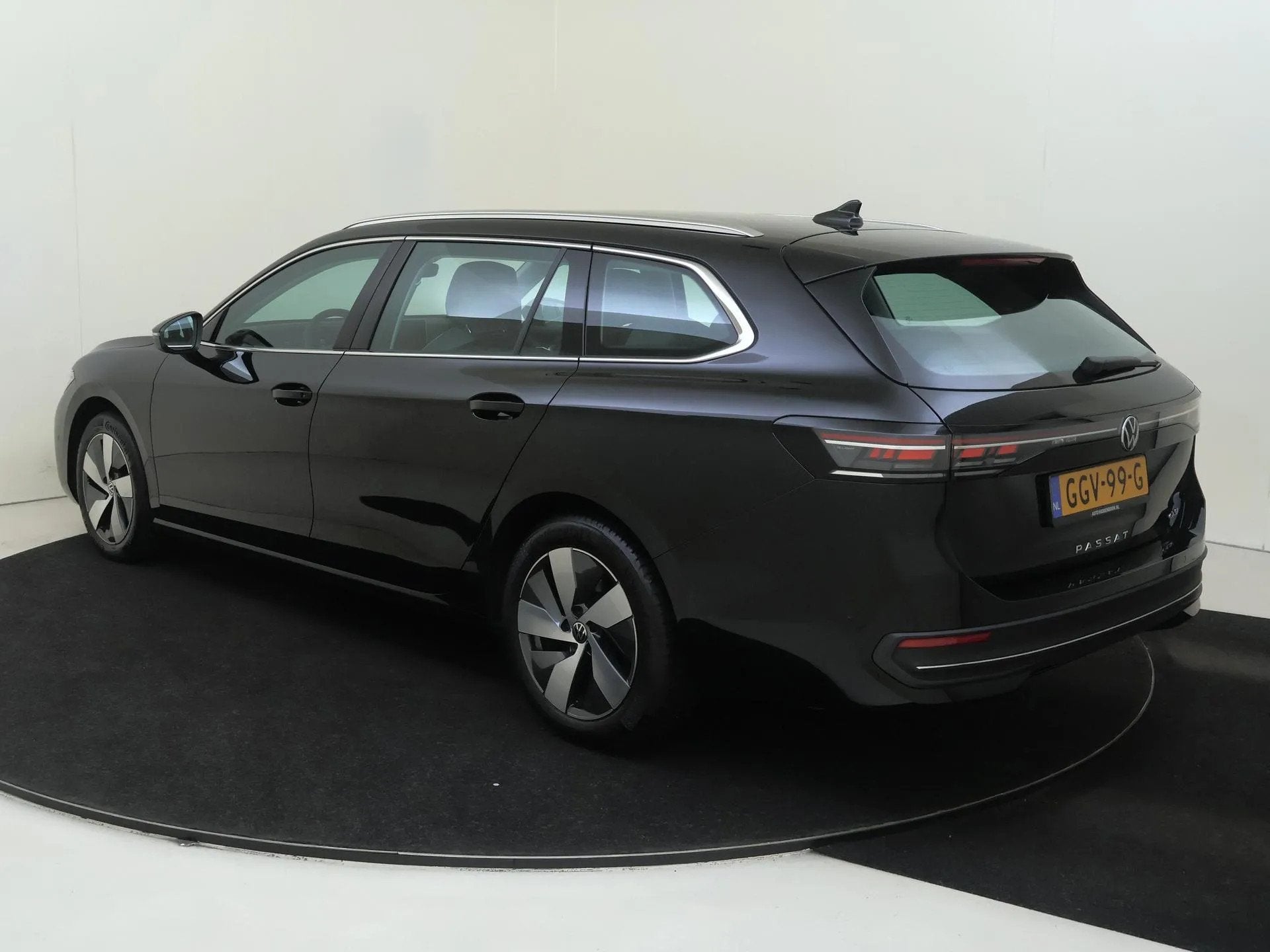 Volkswagen Passat Variant 1.5 eTSI Elegance Business, Dealer onderhouden, 4 cilinders, 150 pk, Zwart