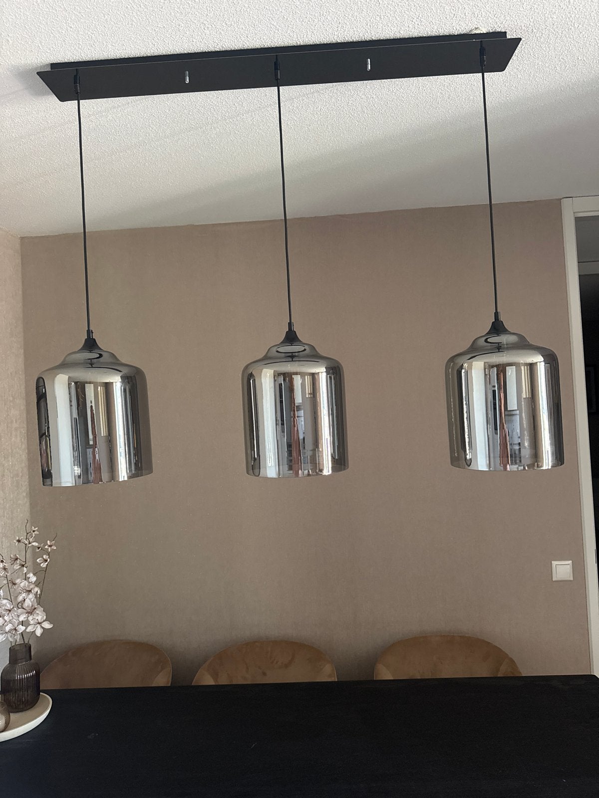 3-lichts hanglamp met smoke glas en zwarte plafondbalk, Ophalen, Gebruikt, Glas, E27 (groot)