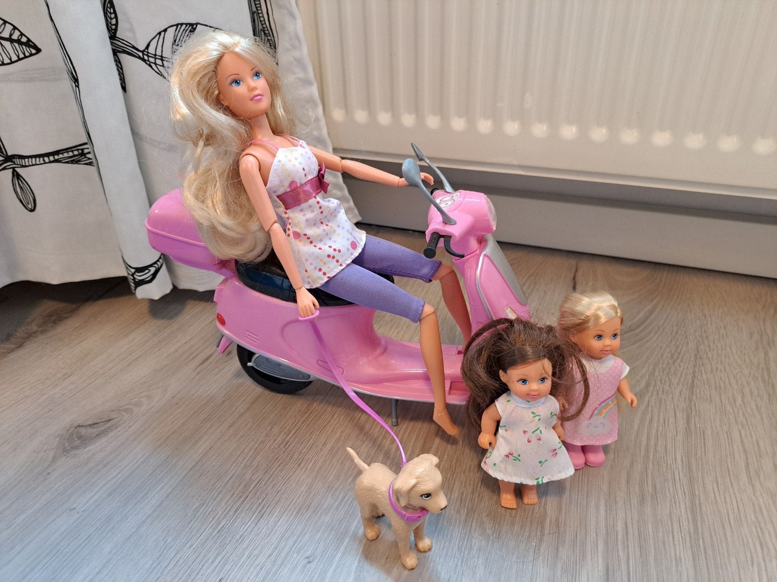 Barbie familie met scooter en hondje, Ophalen of Verzenden, Zo goed als nieuw, Barbie
