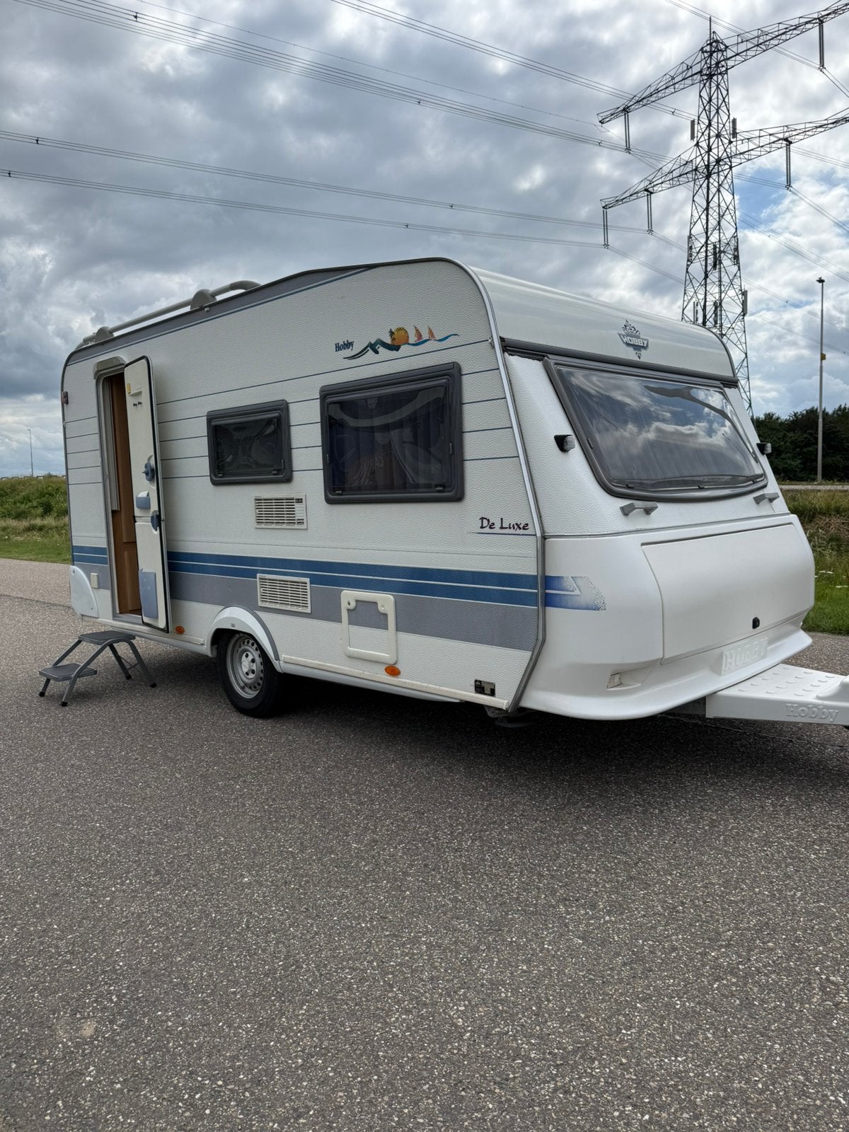 Hobby 440 SF De Luxe. Beurt 2024 Voortent / Luifel 2020, Caravans en Kamperen, Caravans, Particulier, tot en met 4, 1000 - 1250 kg