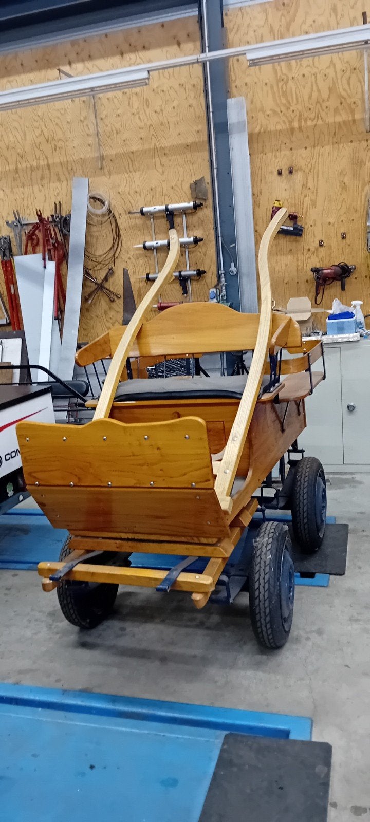 Menwagen hout, Pony